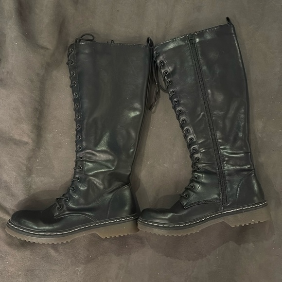 High combat boots. Zip up. Rubber treads, contrast stitch - Picture 1 of 6